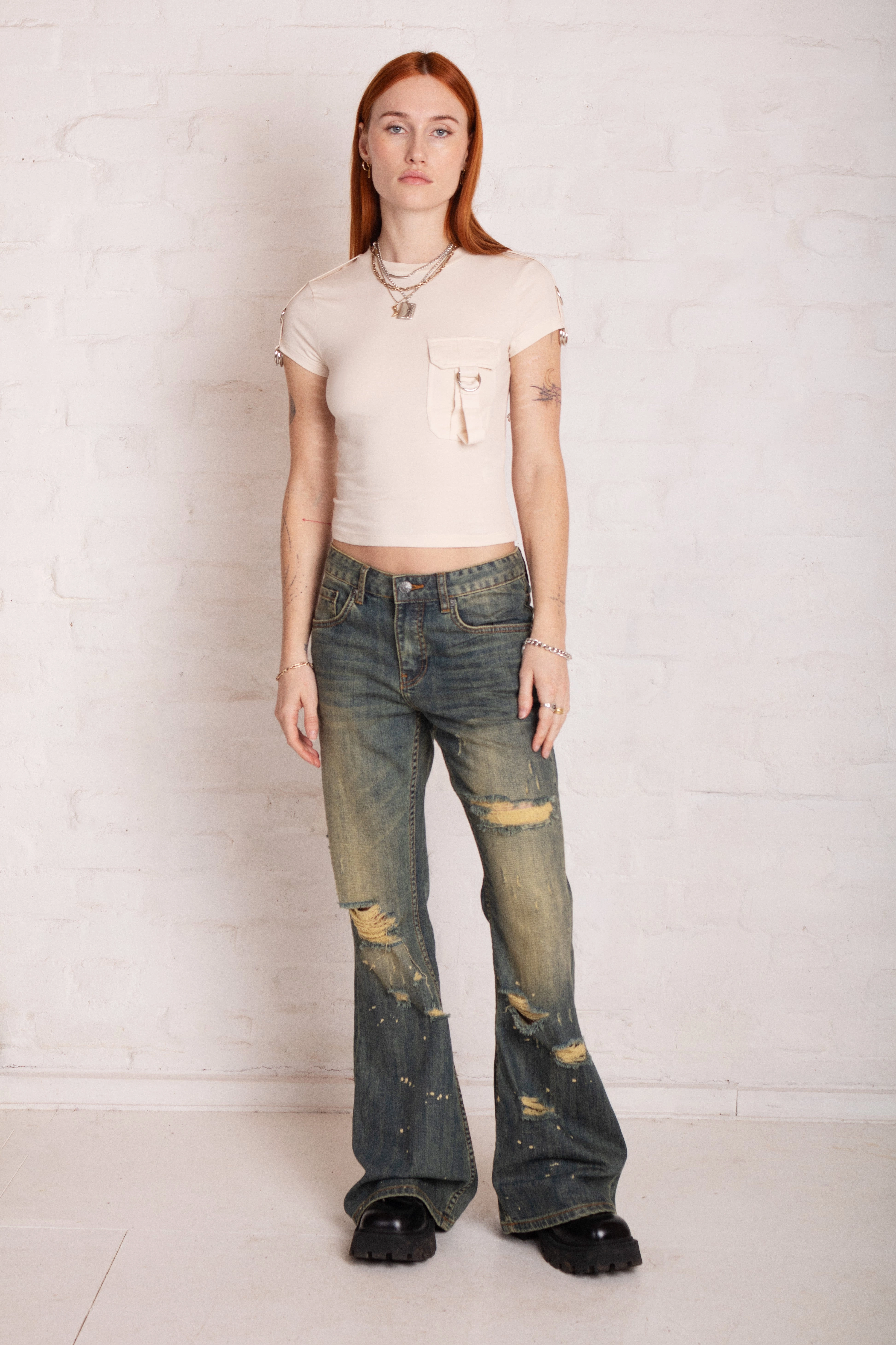 Travel Outfit Evening Stroll Minimalist Sustainable Denim Production Alexa Distressed Bootcut Jeans
