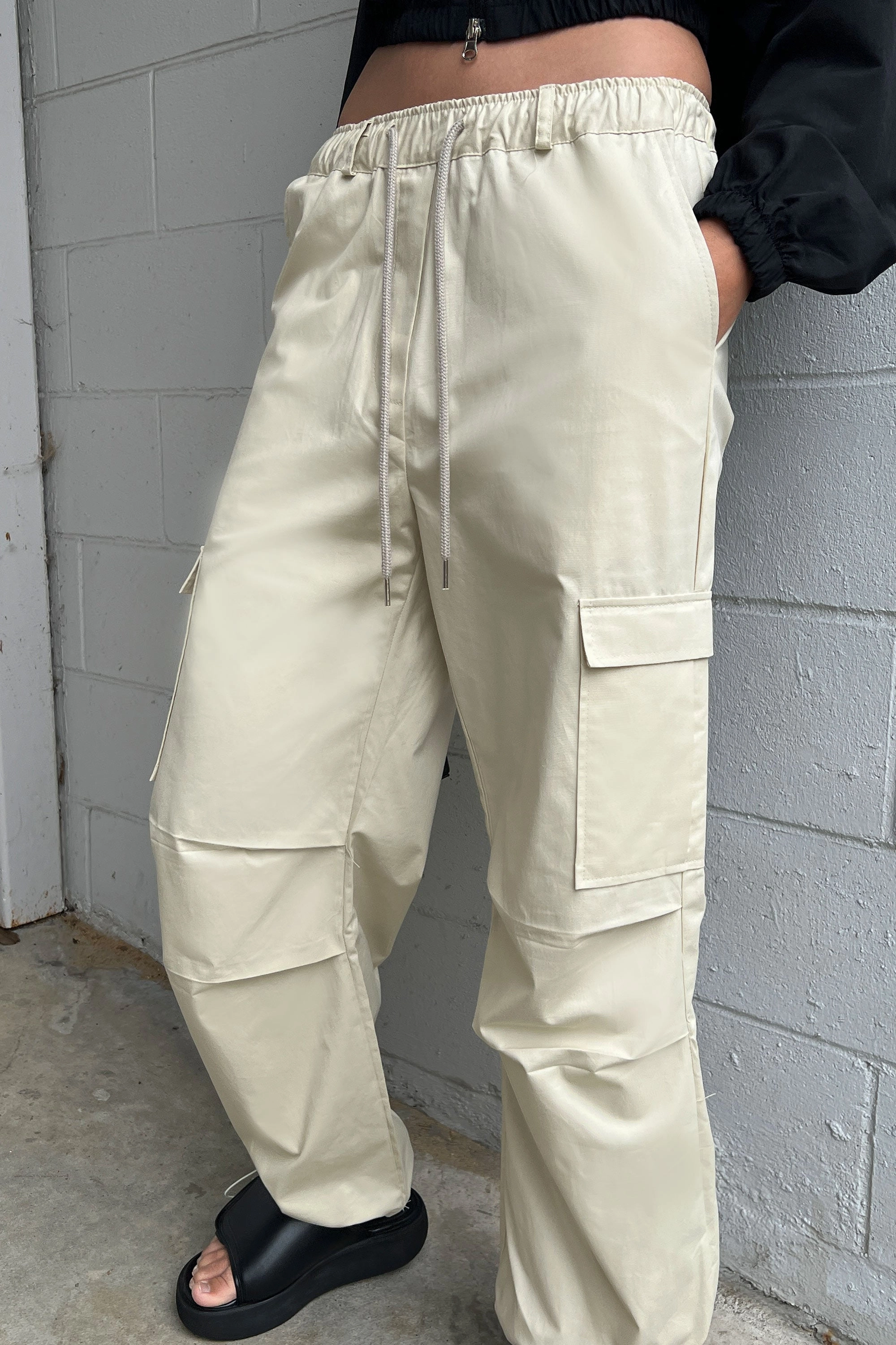 DRAWSTRING WAIST CARGO PANT Comfy Movement Fit