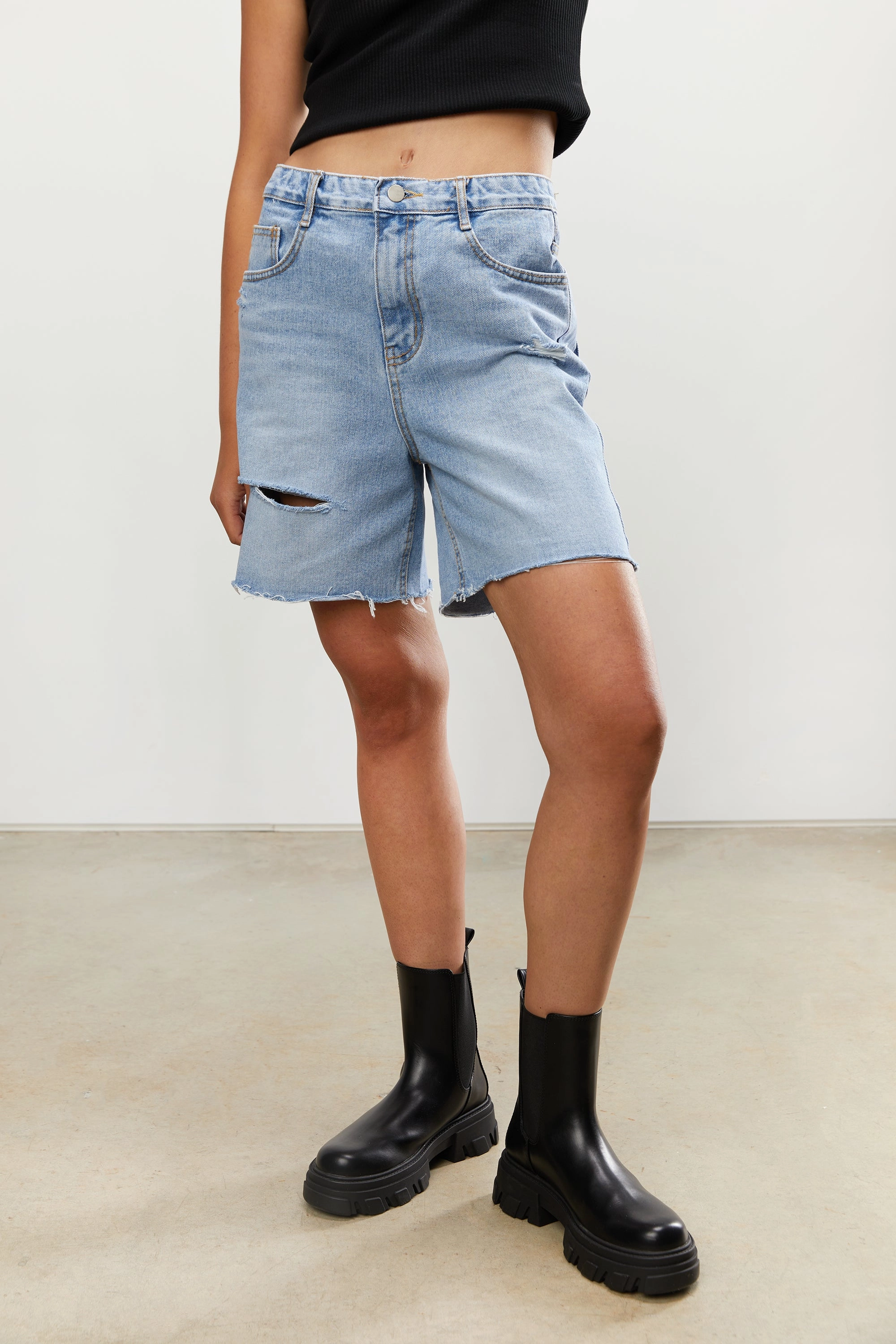 DISTRESSED JEAN SHORT Summer Essential Preppy look