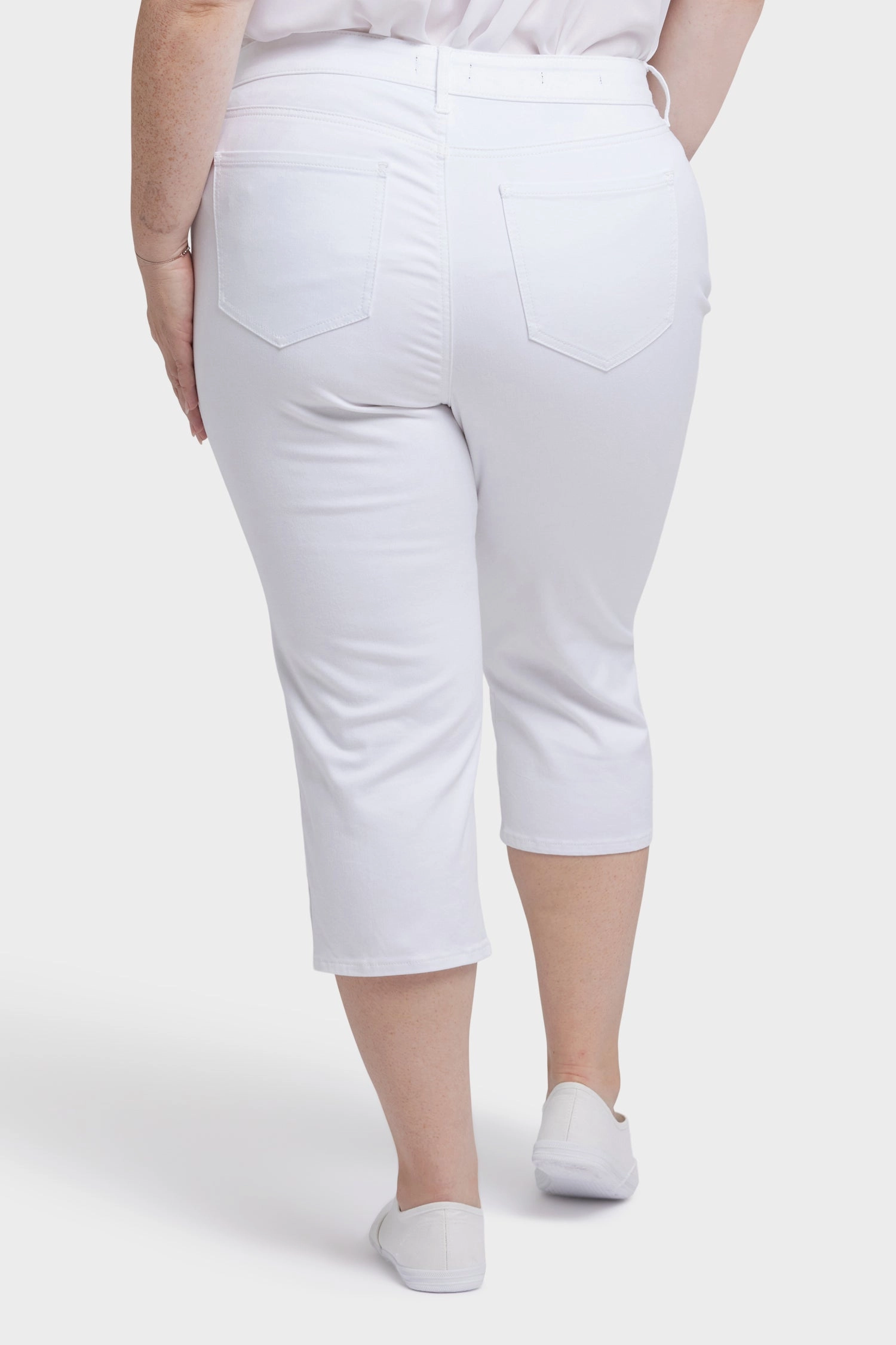 Marilyn Straight Crop Jeans In Plus Size - Optic White Trend Setter Chill Outfit Sustainable Denim Production