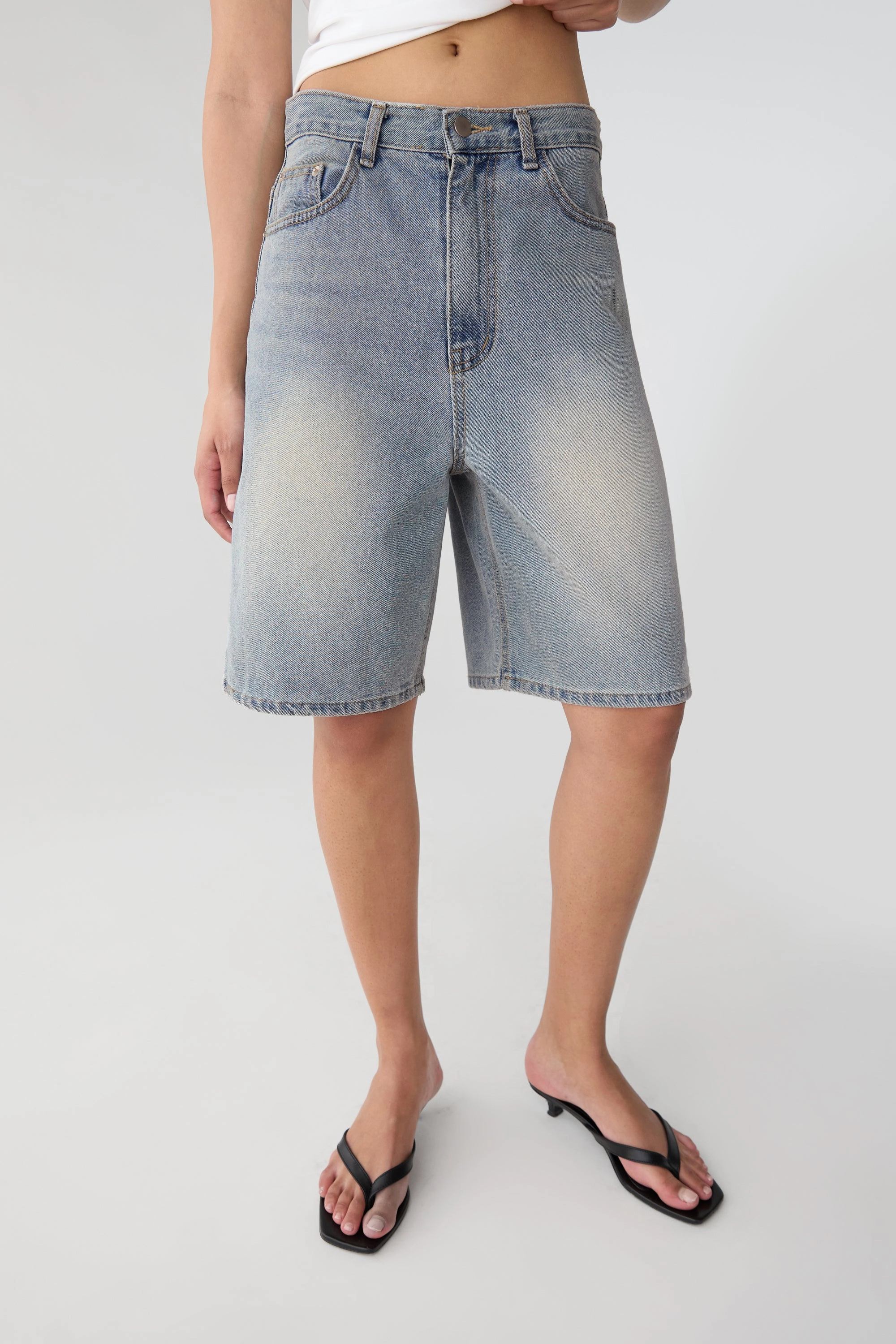 Stretch Waist easy-care item LIGHT WASH MID-RISE DENIM JORT