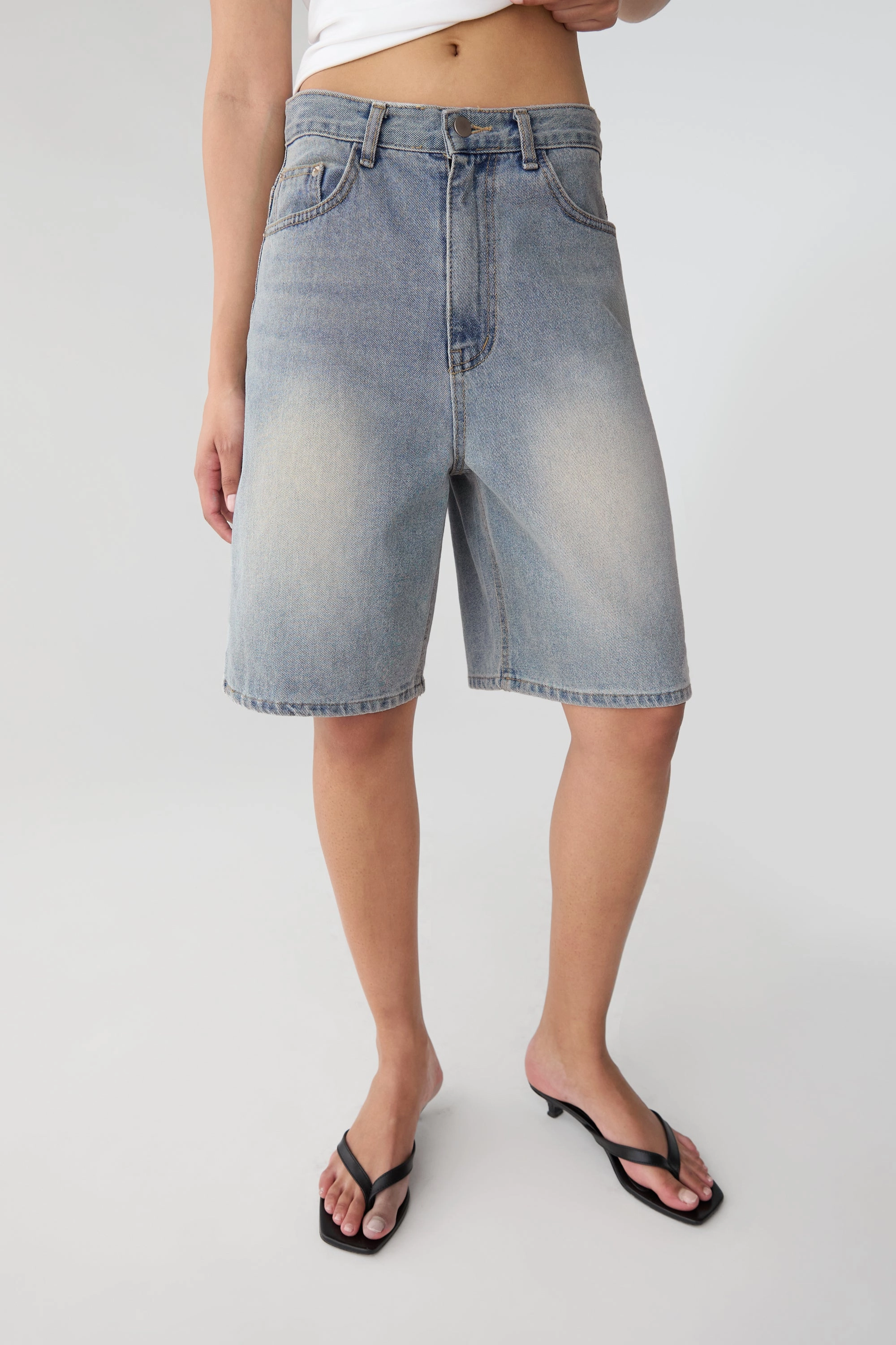 LIGHT WASH MID-RISE DENIM JORT equestrian wear garden party wear