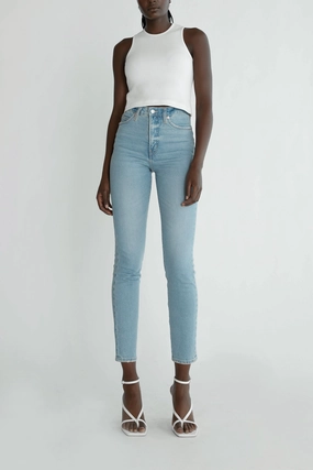 Minimal Bulk Ultra Soft Inner Layer OAK ESSENTIAL SLIM FIT HIGH-RISE JEAN