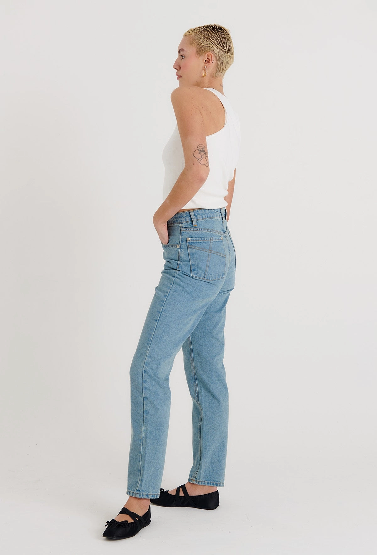 Spring Mood Elegant City Walk Travel Outfit Professional Wear Organic Cougar Mom Jeans Light Blue