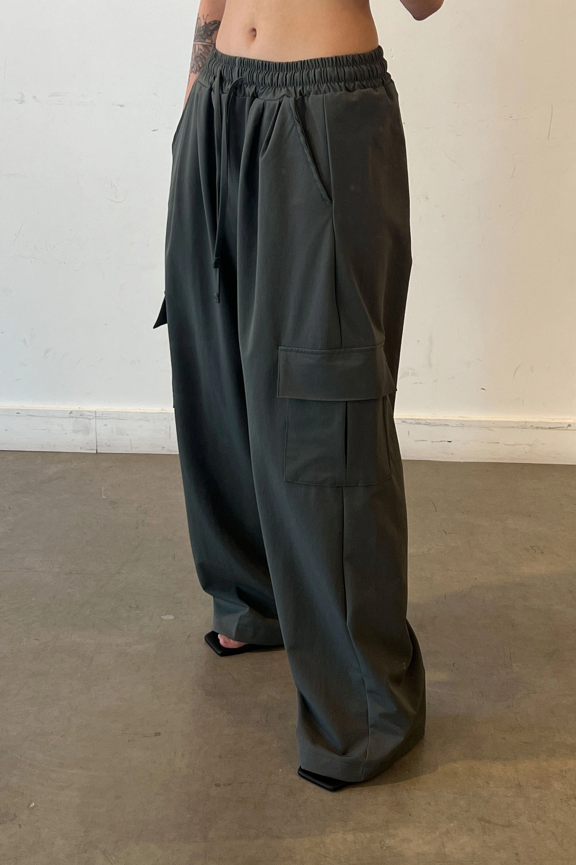 PLEATED CARGO PANTS Stylish Comfort