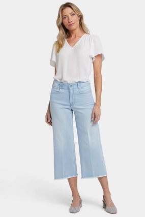 Urban Explorer Trend Setter Circular Knit Construction Brigitte Wide Leg Capri Jeans In Petite - Clear Waters