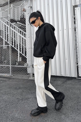 Trendy Look SWEATPANT WITH SEAM DETAIL