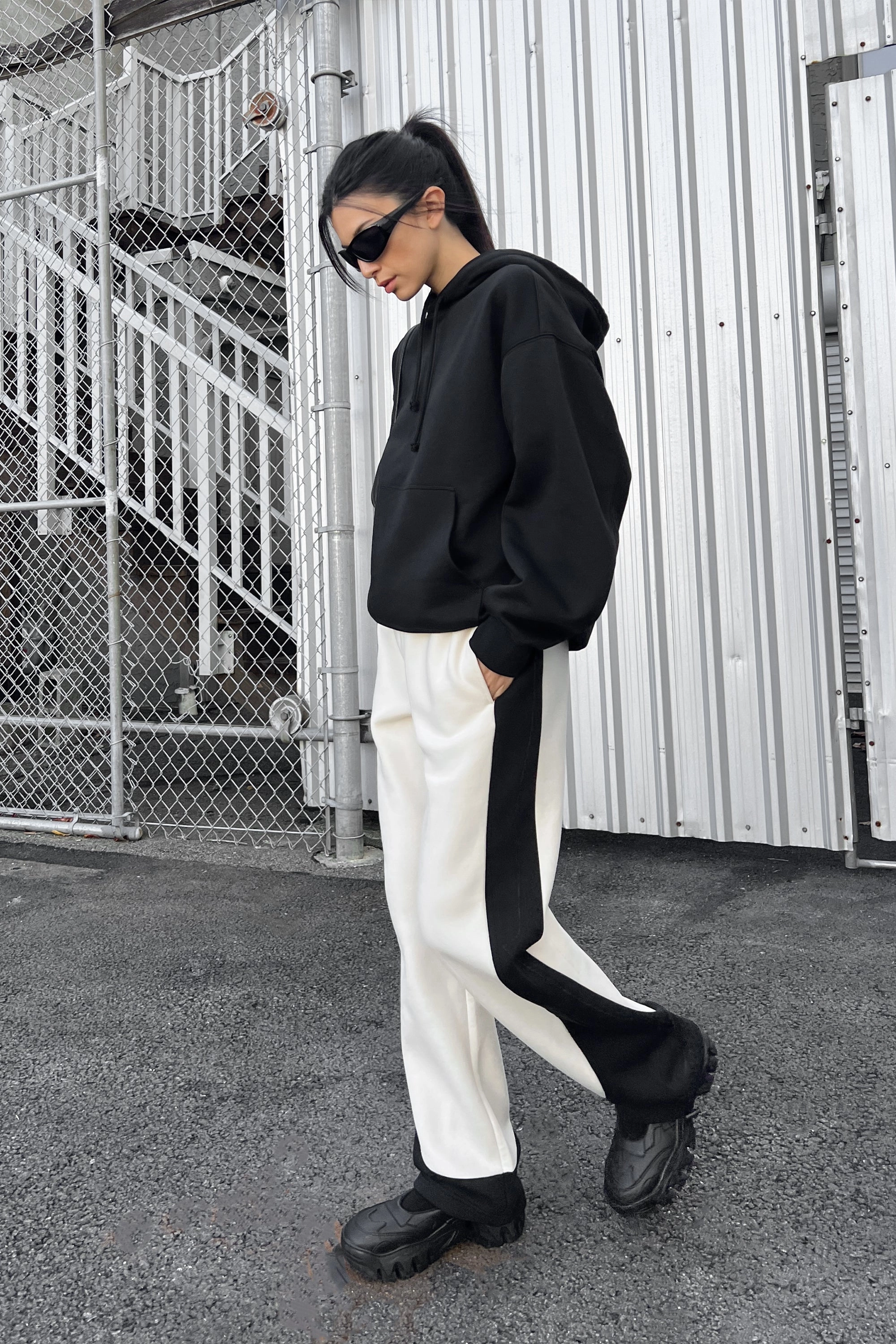 Trendy Look SWEATPANT WITH SEAM DETAIL